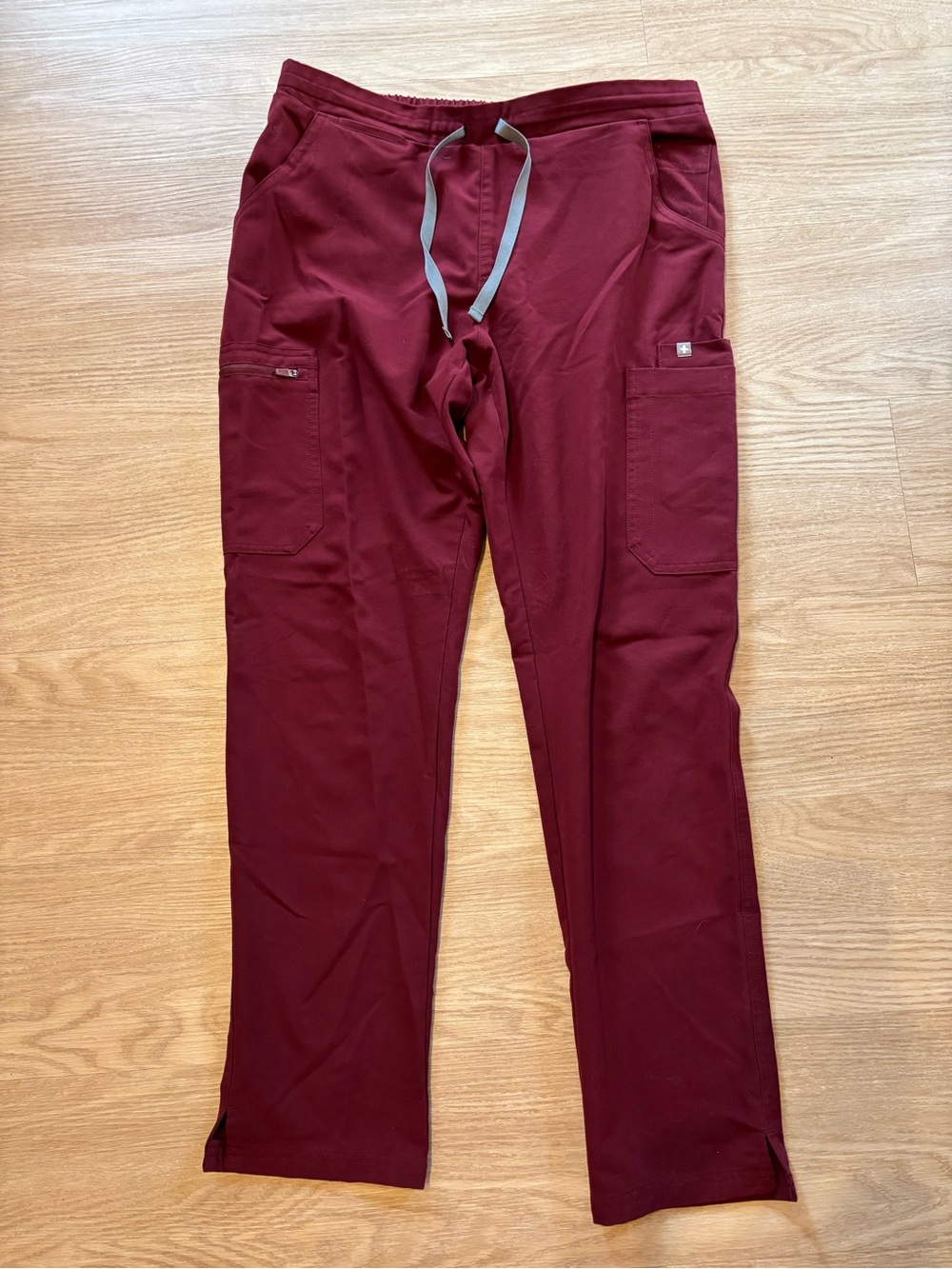 FIGS Men’s M Cairo Straight-Leg Cargo Scrub Pant Burgundy
